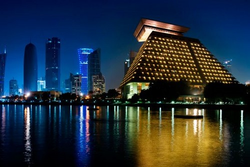 L'hotel Sheraton di Doha che ospiterà i 30 elmetti in ricordo delle vittime del lavoro